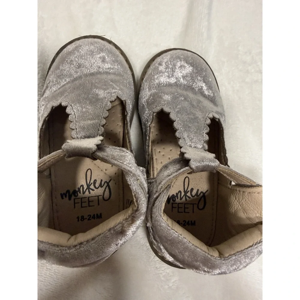 Monkey Feet Baby Girls Silver Velvet T Strap Shoes‎ Size 18-24M Soft Sole